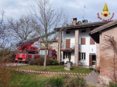 A fuoco il tetto di una abitazione a Spilamberto