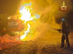 Escavatore a fuoco nella notte in un cantiere a Canali di Reggio Emilia. Potrebbe trattarsi di incendio doloso