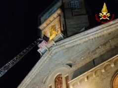 Reggio Emilia, tradizionale omaggio dei Vigili del Fuoco alla statua della Madonna