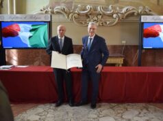 Cerimonia di consegna delle onorificenze dell’Ordine al Merito della Repubblica Italiana. Il Questore Sbordone riceve il diploma di Ufficiale