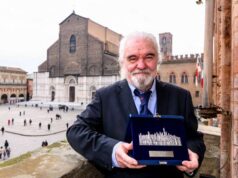 Il sindaco Matteo Lepore ha consegnato la Turrita d’argento al pittore Carlo Soricelli