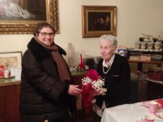 Una rosa rossa per Elsa nel compleanno numero 102