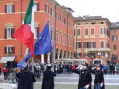 Alzabandiera in piazza Roma a Modena ricordando la prima sfilata pubblica del Tricolore