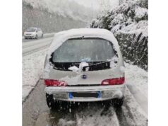 Causa incidente stradale e non si ferma: aveva la patente scaduta dal 2008