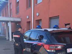Tre giovani feriti da arma da taglio durante una lite a Rubiera. Indagini in corso