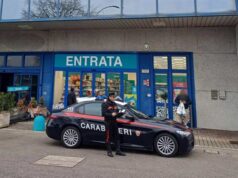 Addetto alla sicurezza rischia di essere accoltellato da cliente che cerca di non pagare lo shampoo