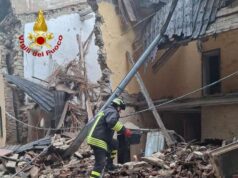 Crolla un edificio a Savigno, persona estratta viva dalle macerie