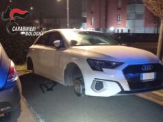 Crespellano: proprietaria filma i ladri mentre le rubano le ruote dell’auto