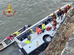 Bus turistico precipita dal ponte in centro a Torino, morto autista