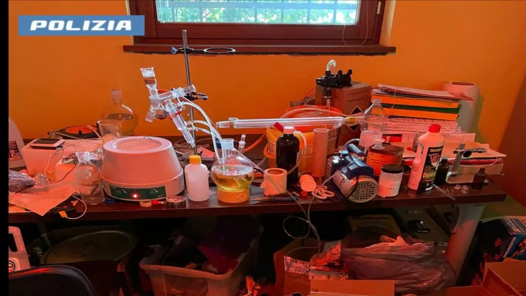 Grande laboratorio di metanfetamina in casa, arrestato studente a Novara