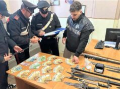In casa armi bianche, droga e soldi. 43enne arrestato dai carabinieri di Medicina