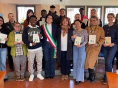 La Costituzione a 12 alunni della scuola di italiano per stranieri