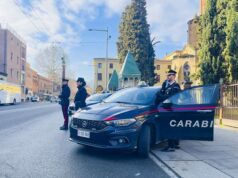 Baby gang semina il panico tra i passanti a Bologna