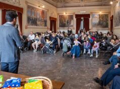 Tante famiglie alla consegna dei libri ai nuovi nati