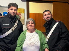 Si sente sola e chiama i carabinieri per festeggiare i suoi 81 anni