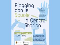 Studenti e studentesse delle scuole medie di Guastalla impegnati in attività di pulizia del centro storico