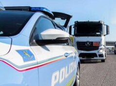 Cercano di evitare la multa rubando un estintore dal casello autostradale