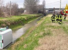 Furgone della Croce Verde esce di strada lungo via Bocconi a Reggio Emilia