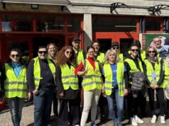 A Cavriago i dipendenti Me-Cart puliscono la zona del palazzetto