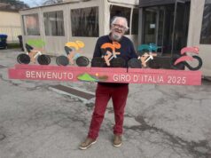 Giro d’Italia, a Castelnovo Monti una scultura in legno di Claudio Ferrarini dà il benvenuto alla corsa rosa