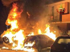 Auto a fuoco nella notte a Salvaterra, probabile l’origine dolosa