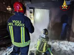 Incendio in via Turri a Reggio. Le fiamme in un locale termico, di fatto adibito a dormitorio