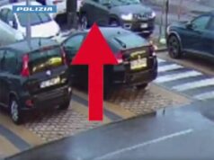 Prendeva di mira le donne intente a caricare in auto la spesa, all’uscita dai supermercati di Bologna