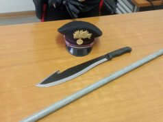 Bagnolo in Piano: fermato per un controllo in auto aveva machete e spranga di ferro