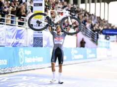 Alla Parigi-Roubaix vince ancora Van der Poel, 2° Pogacar