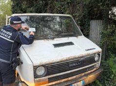 Bologna, la Polizia sequestra un autocarro abbandonato, già sottoposto allo stesso provvedimento