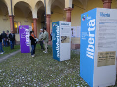 Presso il Chiostro della Biblioteca “Delfini” inaugurata l’installazione ‘Le parole della Resistenza’