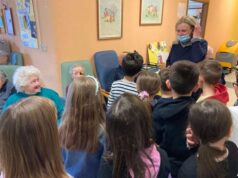 Castelnovo Monti: i bambini delle elementari in visita agli ospiti della RSA