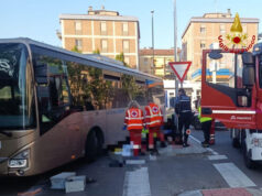 Reggio Emilia, col monopattino sotto un autobus: morto un giovane pakistano