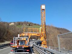 Sabato 5 aprile demolizione della campata centrale del ponte sul rio Torto, lungo la SS12 a Serramazzoni
