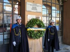 Una corona per commemorare l’eccidio di piazza Grande a Modena