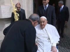 Il Papa a sorpresa in piazza San Pietro “Buona Settimana Santa”