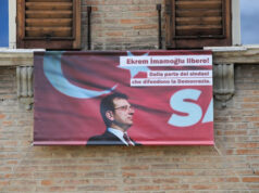 Modena, sulla facciata del Palazzo comunale uno striscione per la liberazione di Ekrem İmamoğlu