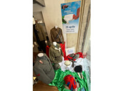 La vetrina del Comando Provinciale dei Carabinieri di Reggio Emilia omaggia il 25 Aprile