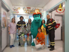 Vigili del fuoco in visita al reparto pediatrico dell’ospedale S. Orsola di Bologna