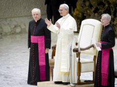 Papa ai media “Disarmiamo le parole per disarmare la Terra”