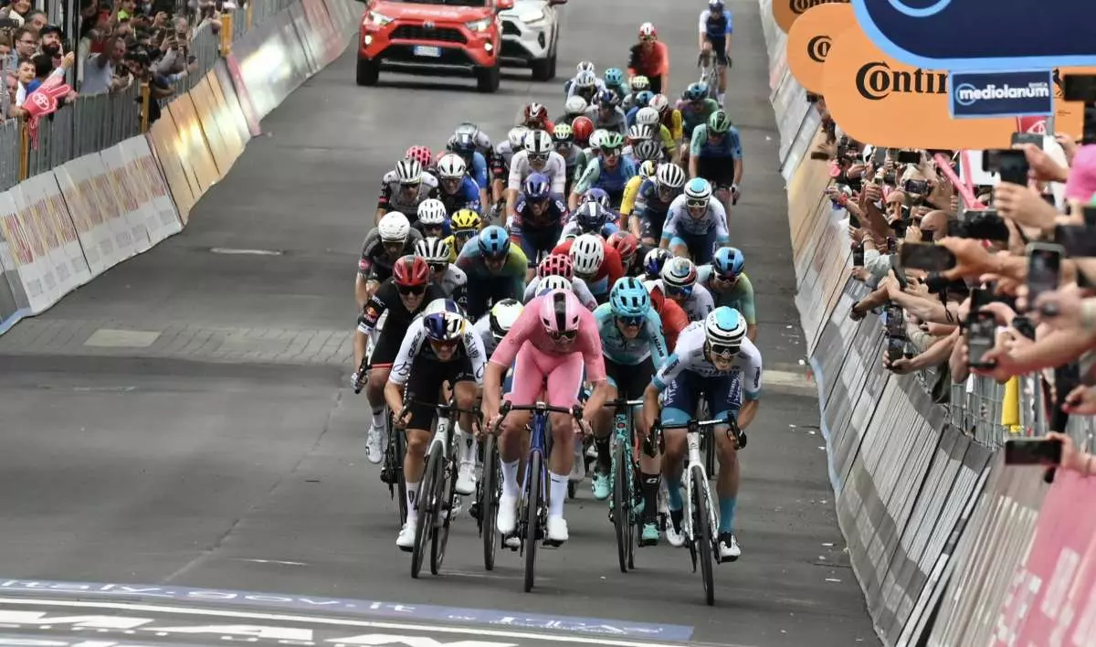 Tris di Pedersen al Giro, Zambanini battuto al fotofinish