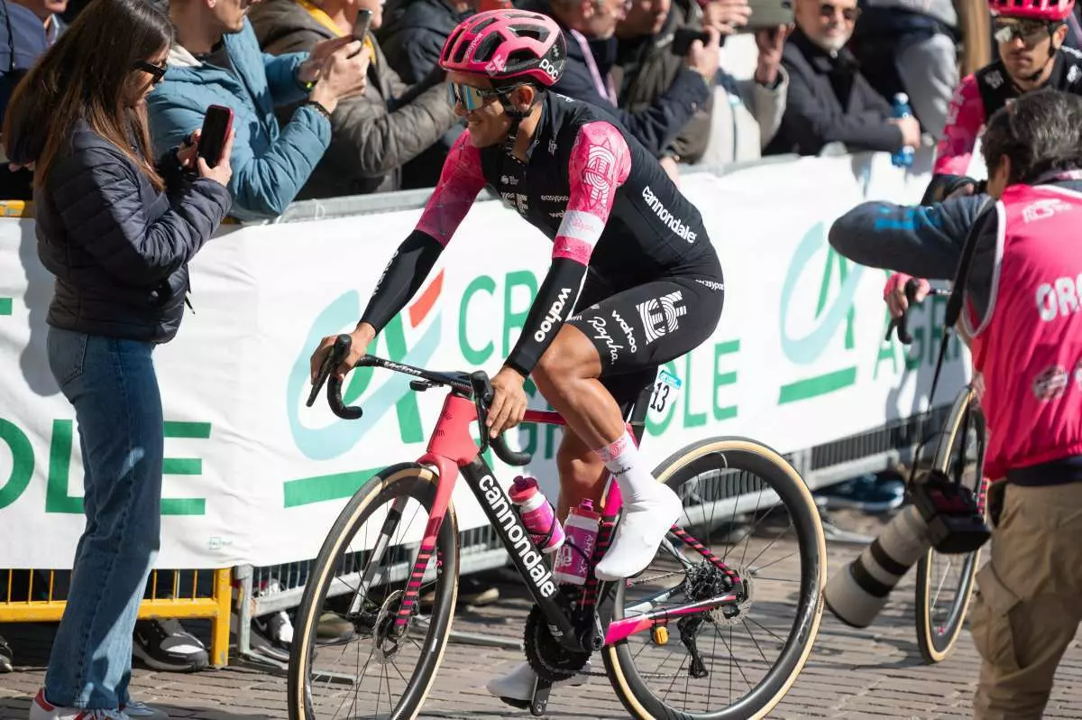 Carapaz vince in solitaria al Giro, Del Toro resta maglia rosa