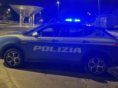 Bucano una gomma e infrangono il finestrino di un’auto in sosta per rubare la ruota di scorta