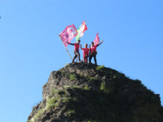 Le bandiere del Giro d’Italia sventolano sulla cima del Sassolungo