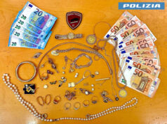 Fingendosi un appartenente alle forze dell’ordine si fa consegnare preziosi per 18mila euro da una coppia di anziani reggiani