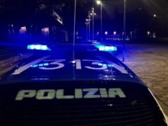 Forza la porta di ingresso di un esercizio commerciale ma scatta l’allarme e scappa: denunciato 27enne