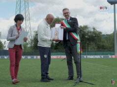 Il Sindaco Lepore ha consegnato il Nettuno d’Oro a Vincenzo Italiano