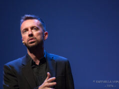 Tutto esaurito al Dehon di Bologna per Andrea Scanzi e “La Sciagura – Cronaca di un governo di scappati di casa”