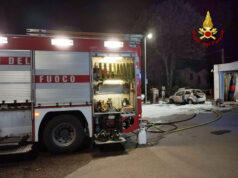 Auto a fuoco presso un distributore di carburante a Medicina