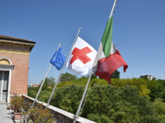 Giornata mondiale della Croce Rossa: la bandiera esposta sulla sede della Provincia